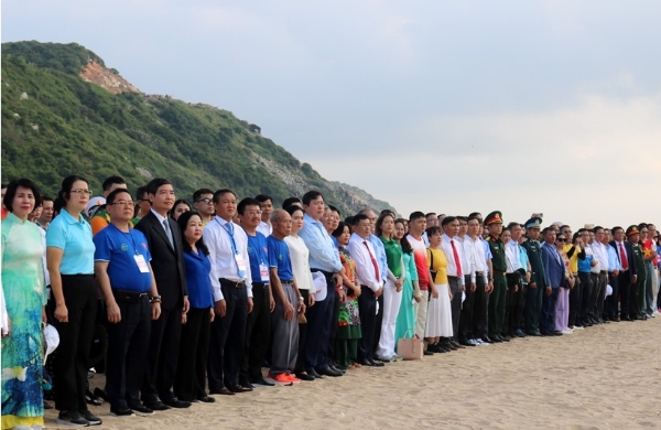 Hiển thị chi tiết cho Lễ Thượng cờ tại Bãi Môn - Mũi Điện Hình ảnh cho bài viết Lễ Thượng cờ tại Bãi Môn - Mũi Điện