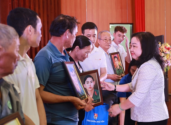 Hiển thị chi tiết cho Xúc động chương trình Tuổi trẻ Phú Yên tri ân anh hùng Hình ảnh cho bài viết Xúc động chương trình Tuổi trẻ Phú Yên tri ân anh hùng