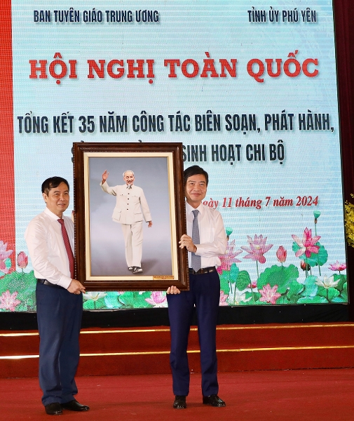 Hiển thị chi tiết cho Tổng kết 35 năm công tác biên soạn, phát hành, sử dụng tài liệu sinh hoạt chi bộ (1989-2024) Hình ảnh cho bài viết Tổng kết 35 năm công tác biên soạn, phát hành, sử dụng tài liệu sinh hoạt chi bộ (1989-2024)