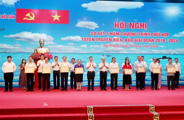 Hiển thị chi tiết cho Quân chủng Hải quân sơ kết 5 năm phối hợp tuyên truyền biển, đảo Hình ảnh cho bài viết Quân chủng Hải quân sơ kết 5 năm phối hợp tuyên truyền biển, đảo