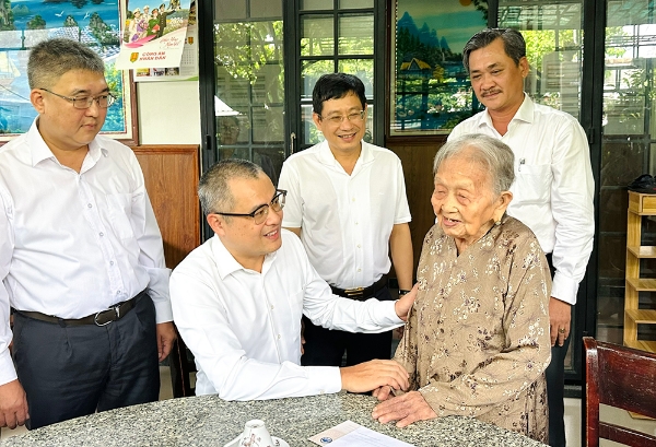 Hiển thị chi tiết cho Bí thư Tỉnh ủy Phạm Đại Dương thăm, tặng quà người có công và gia đình chính sách Hình ảnh cho bài viết Bí thư Tỉnh ủy Phạm Đại Dương thăm, tặng quà người có công và gia đình chính sách