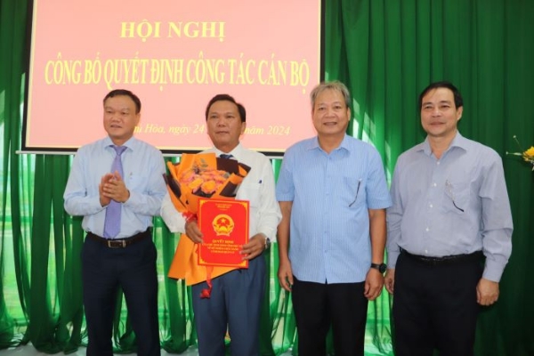 Hiển thị chi tiết cho Phú Hòa: Công bố quyết định phê chuẩn kết quả bầu Phó Chủ tịch UBND huyện Hình ảnh cho bài viết Phú Hòa: Công bố quyết định phê chuẩn kết quả bầu Phó Chủ tịch UBND huyện