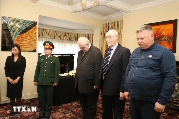 Hiển thị chi tiết cho Bạn bè quốc tế, kiều bào viếng Tổng Bí thư Nguyễn Phú Trọng tại Anh Hình ảnh cho bài viết Bạn bè quốc tế, kiều bào viếng Tổng Bí thư Nguyễn Phú Trọng tại Anh