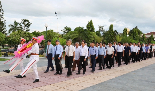 Hiển thị chi tiết cho Dâng hoa, dâng hương tưởng nhớ các anh hùng liệt sĩ Hình ảnh cho bài viết Dâng hoa, dâng hương tưởng nhớ các anh hùng liệt sĩ