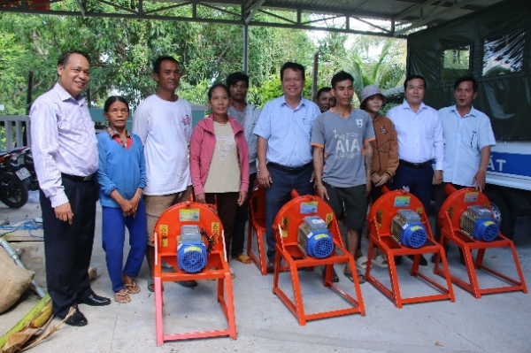 Hiển thị chi tiết cho Trao tặng 18 máy băm cỏ cho hộ nghèo, hộ có hoàn cảnh khó khăn tại xã Krông Pa, huyện Sơn Hoà Hình ảnh cho bài viết Trao tặng 18 máy băm cỏ cho hộ nghèo, hộ có hoàn cảnh khó khăn tại xã Krông Pa, huyện Sơn Hoà