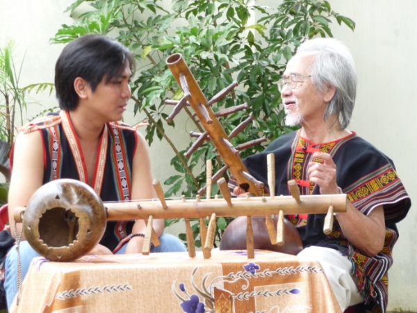 Hiển thị chi tiết cho La Ma Chững - Người con ưu tú của buôn làng  Hình ảnh cho bài viết La Ma Chững - Người con ưu tú của buôn làng