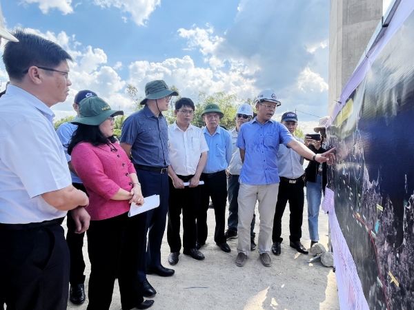 Hiển thị chi tiết cho Bí thư Tỉnh ủy Phạm Đại Dương thăm, động viên các đơn vị thi công Dự án Cao tốc Bắc – Nam Hình ảnh cho bài viết Bí thư Tỉnh ủy Phạm Đại Dương thăm, động viên các đơn vị thi công Dự án Cao tốc Bắc – Nam