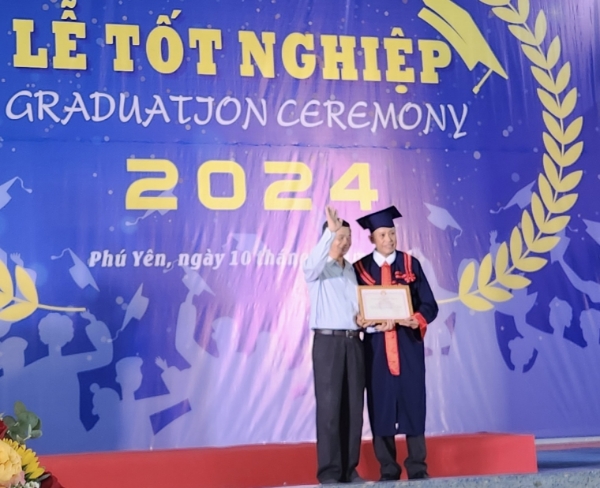 Hiển thị chi tiết cho Tân Cử nhân Văn hóa học ở tuổi ... 65! Hình ảnh cho bài viết Tân Cử nhân Văn hóa học ở tuổi ... 65!