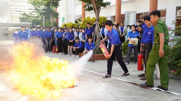 Hiển thị chi tiết cho Phú Yên: Ngày hội toàn dân bảo vệ an ninh Tổ quốc, tuyên truyền phòng cháy, chữa cháy và cứu nạn, cứu hộ năm 2024 Hình ảnh cho bài viết Phú Yên: Ngày hội toàn dân bảo vệ an ninh Tổ quốc, tuyên truyền phòng cháy, chữa cháy và cứu nạn, cứu hộ năm 2024