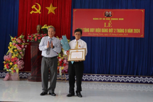 Hiển thị chi tiết cho Phú Hòa: trao Huy hiệu Đảng cho 20 đảng viên đợt ngày 2/9 Hình ảnh cho bài viết Phú Hòa: trao Huy hiệu Đảng cho 20 đảng viên đợt ngày 2/9