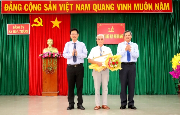 Hiển thị chi tiết cho Thị xã Đông Hòa: 29 đảng viên nhận Huy hiệu Đảng đợt 2/9 Hình ảnh cho bài viết Thị xã Đông Hòa: 29 đảng viên nhận Huy hiệu Đảng đợt 2/9