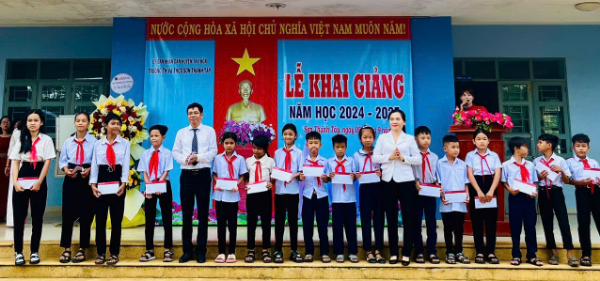 Hiển thị chi tiết cho Đồng chí Đinh Thị Thu thanh, UVBTVTU, Trưởng Ban Dân vận Tỉnh uỷ, Trưởng Ban Chỉ đạo “Tiếp bước cho em đến trường” tỉnh dự Lễ khai giảng năm học mới 2024-2025  Hình ảnh cho bài viết Đồng chí Đinh Thị Thu thanh, UVBTVTU, Trưởng Ban Dân vận Tỉnh uỷ, Trưởng Ban Chỉ đạo “Tiếp bước cho em đến trường” tỉnh dự Lễ khai giảng năm học mới 2024-2025