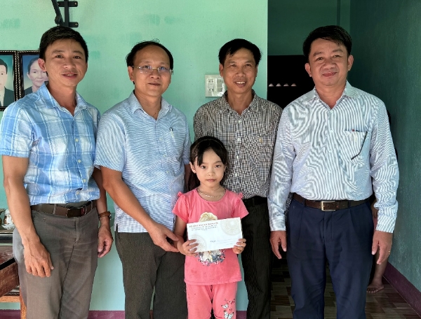 Hiển thị chi tiết cho Trao học bổng đỡ đầu cho học sinh mồ côi, khó khăn Hình ảnh cho bài viết Trao học bổng đỡ đầu cho học sinh mồ côi, khó khăn