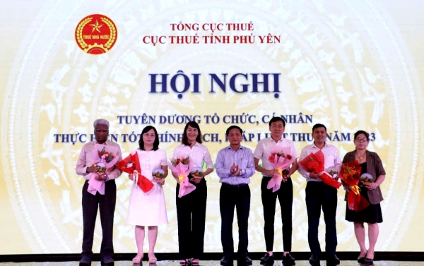 Hình ảnh cho bài viết Cục Thuế tỉnh Phú Yên tuyên dương người nộp thuế chấp hành tốt chính sách, pháp luật thuế năm 2023