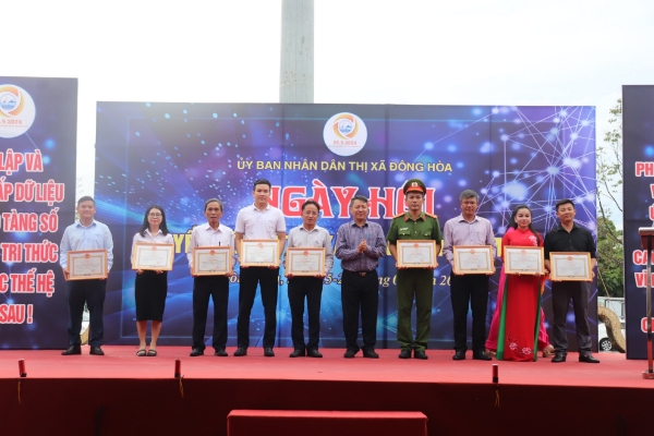 Hình ảnh cho bài viết Đông Hòa: Hơn 2.000 người đến tham quan và thực hiện tiện ích chuyển đổi số 