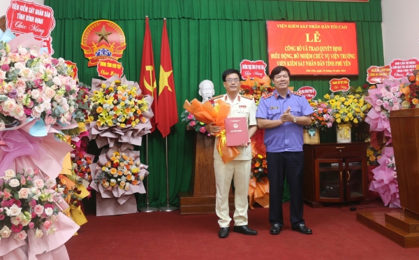 Hình ảnh cho bài viết Lễ công bố, trao quyết định điều động, bổ nhiệm Viện trưởng Viện KSND tỉnh Phú Yên