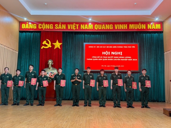 Hình ảnh cho bài viết Trao Quyết định thăng quân hàm, nâng lương cho quân nhân chuyên nghiệp năm 2024