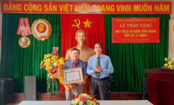 Hình ảnh cho bài viết Chủ tịch Hội Cựu chiến binh tỉnh được trao tặng Huy hiệu 45 năm tuổi Đảng