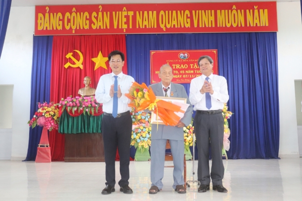 Hình ảnh cho bài viết Đông Hòa: 31 đảng viên được tặng và truy tặng Huy hiệu Đảng dịp 07/11