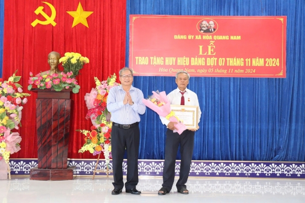 Hình ảnh cho bài viết Phú Hòa: Trao huy hiệu Đảng cho 16 đảng viên đợt ngày 7/11