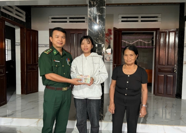 Hình ảnh cho bài viết Trao tiền tiết kiệm cho học sinh nghèo vượt khó