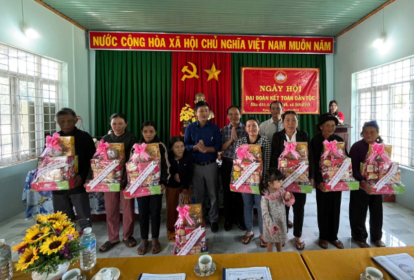 Hình ảnh cho bài viết Đảng ủy Văn phòng Đoàn ĐBQH và HĐND tỉnh: Trao 10 suất quà cho hộ khó khăn thôn Hòa Bình, xã Sơn Định