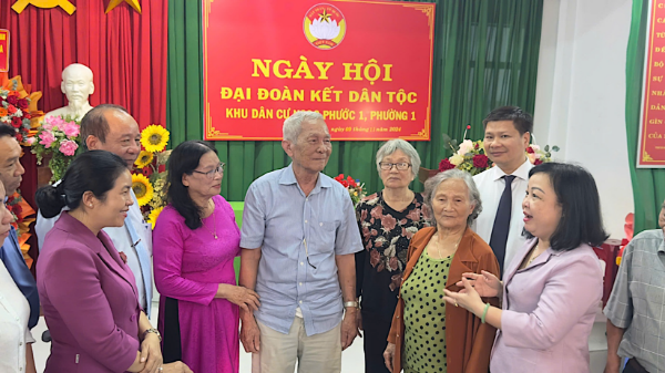 Hình ảnh cho bài viết Đồng chí Phó Bí thư Thường trực Tỉnh uỷ dự Ngày hội Đại đoàn kết toàn dân tộc ở Khu dân cư Ngọc Phước 1, Phường 1, thành phố Tuy Hoà