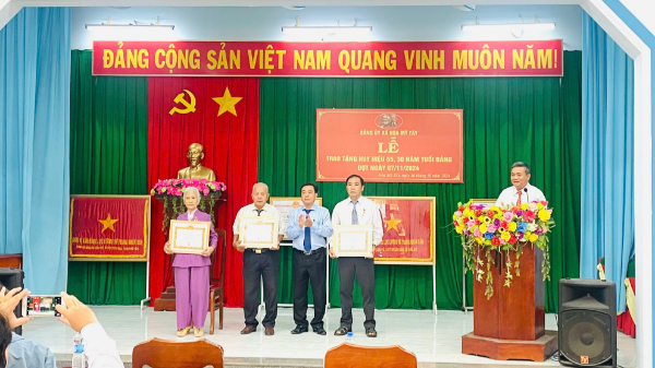 Hình ảnh cho bài viết Tây Hòa: Trao Huy hiệu Đảng đợt 07/11 cho 27 đảng viên ở các TCCS Đảng trực thuộc Huyện ủy