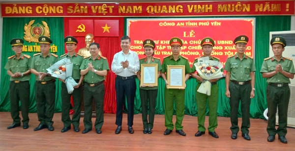 Hình ảnh cho bài viết Khen thưởng các tập thể có thành tích xuất sắc trong đấu tranh phòng, chống tội phạm