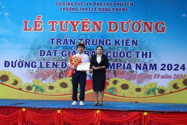 Hình ảnh cho bài viết  Đảng bộ trường THPT Lê Hồng Phong đi đầu trong học tập và làm theo tư tưởng, đạo đức, phong cách Hồ Chí Minh năm 2024