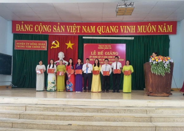 Hình ảnh cho bài viết Bế giảng lớp Trung cấp lý luận chính trị K.132, hệ không tập trung