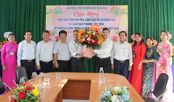 Hình ảnh cho bài viết Lãnh đạo UBND tỉnh thăm, chúc mừng ngày Nhà giáo Việt Nam 20/11