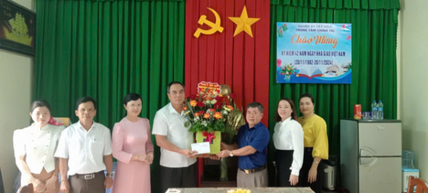 Hình ảnh cho bài viết Lãnh đạo huyện Tây Hòa thăm, chúc mừng ngày Nhà giáo Việt Nam 20/11