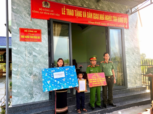 Hình ảnh cho bài viết Trao 3 ngôi nhà tình nghĩa, nghĩa tình đồng đội