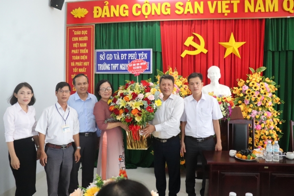 Hình ảnh cho bài viết Lãnh đạo thị xã Đông Hòa thăm, chúc mừng Ngày Nhà giáo Việt Nam 20/11 các trường học trên địa bàn thị xã