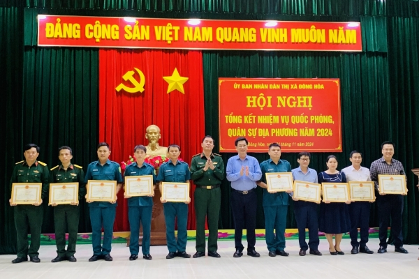 Hình ảnh cho bài viết Đông Hoà: Khen thưởng 30 tập thể, cá nhân trong thực hiện nhiệm vụ quốc phòng - quân sự địa phương năm 2024