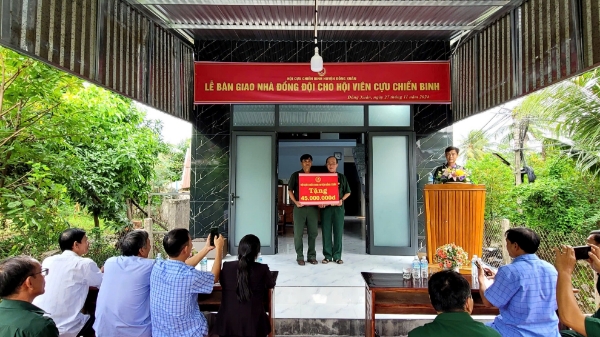 Hình ảnh cho bài viết Bàn giao nhà đồng đội cho cựu chiến binh 