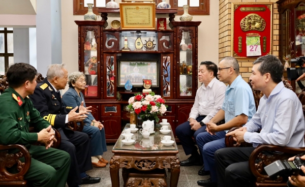 Hình ảnh cho bài viết Trưởng Ban Tuyên giáo Trung ương thăm các nhân chứng lịch sử bến tàu Không số Vũng Rô 