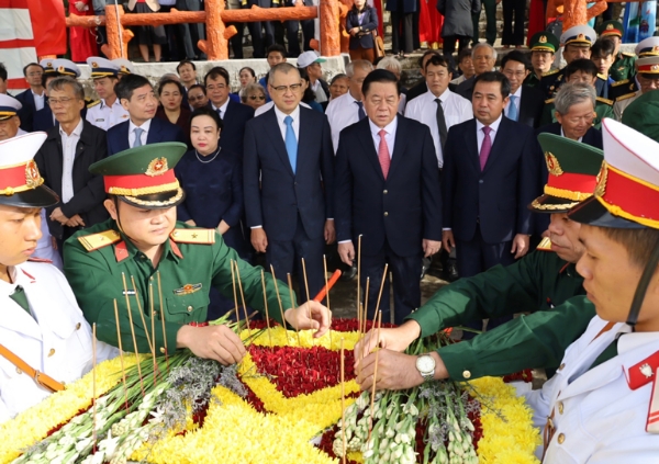 Hình ảnh cho bài viết Long trọng kỷ niệm 60 năm bến Vũng Rô tiếp nhận chuyến hàng đầu tiên của tàu Không số