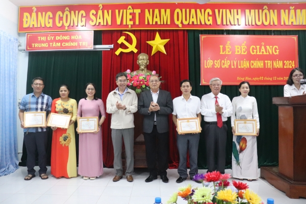 Hình ảnh cho bài viết Đông Hòa: Bế giảng Lớp sơ cấp lý luận chính trị năm 2024