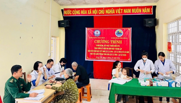 Hình ảnh cho bài viết Khám bệnh, cấp thuốc miễn phí và trao tặng "Đàn gà sinh kế" cho Nhân dân