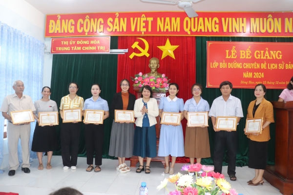 Hình ảnh cho bài viết Đông Hòa: 103 cán bộ, đảng viên cơ sở được bồi dưỡng chuyên đề Lịch sử Đảng “Đảng ta thật vĩ đại”