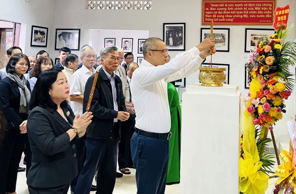 Hình ảnh cho bài viết Dâng hương tưởng niệm Luật sư - Chủ tịch Nguyễn Hữu Thọ