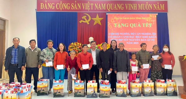 Hiển thị chi tiết cho Chánh án Tòa án nhân dân tỉnh tặng quà tết cho người dân xã Xuân Quang 3 Hình ảnh cho bài viết Chánh án Tòa án nhân dân tỉnh tặng quà tết cho người dân xã Xuân Quang 3