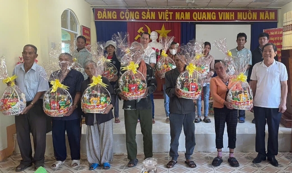 Hiển thị chi tiết cho Liên hiệp Hội Phú Yên: Tặng quà Tết cho người nghèo xã Đức Bình Đông Hình ảnh cho bài viết Liên hiệp Hội Phú Yên: Tặng quà Tết cho người nghèo xã Đức Bình Đông