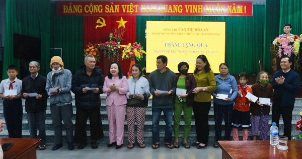 Hình ảnh cho bài viết Đồng chí Cao Thị Hòa An thăm, tặng quà tết tại TX Đông Hòa và huyện Phú Hòa