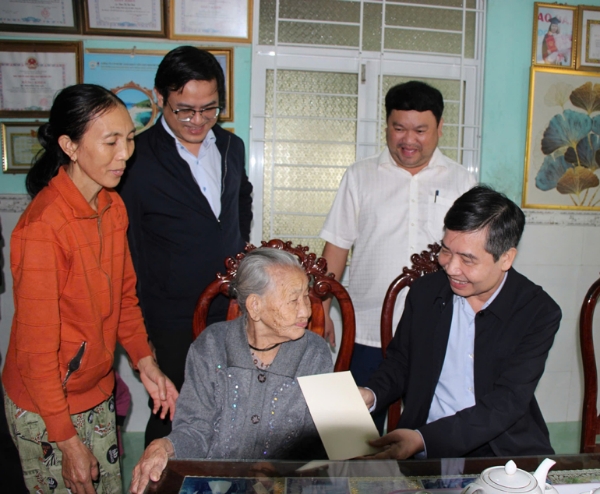 Hình ảnh cho bài viết Chủ tịch UBND tỉnh Tạ Anh Tuấn thăm, chúc tết người dân