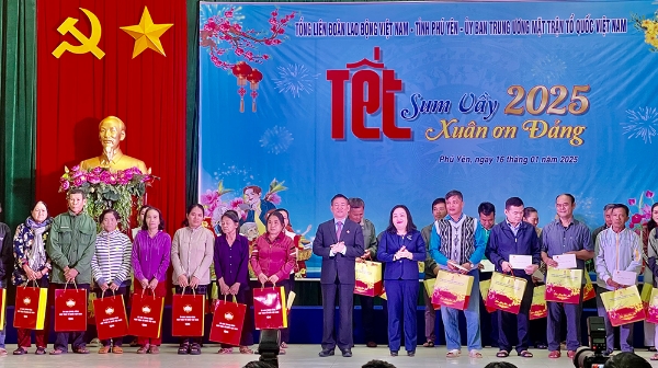 Hình ảnh cho bài viết Trao 223 suất quà tết cho công nhân lao động, hộ gia đình có hoàn cảnh khó khăn