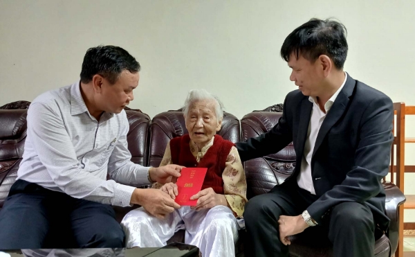 Hình ảnh cho bài viết Lãnh đạo tỉnh thăm, tặng quà người có công và chúc thọ các cụ tròn 100 tuổi