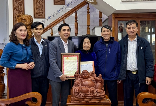 Hình ảnh cho bài viết Thường trực HĐND tỉnh thăm, chúc tết các gia đình chính sách, người cao tuổi